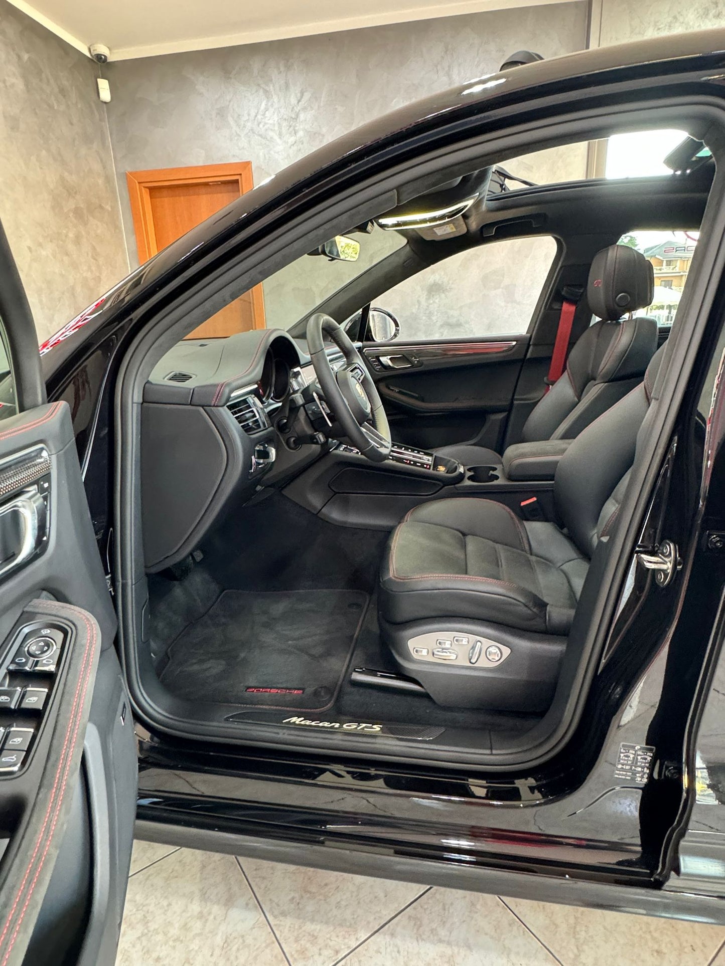 PORSCHE Macan GTS Nero